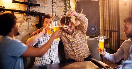 Piją alkohol, zażywają narkotyki, a potem spadają z balkonów. Hotelarze boją się kolejnego sezonu
