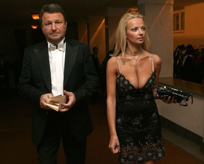 Piękna Laura poszła w odstawkę? Miliarder pokazał się z nową partnerką