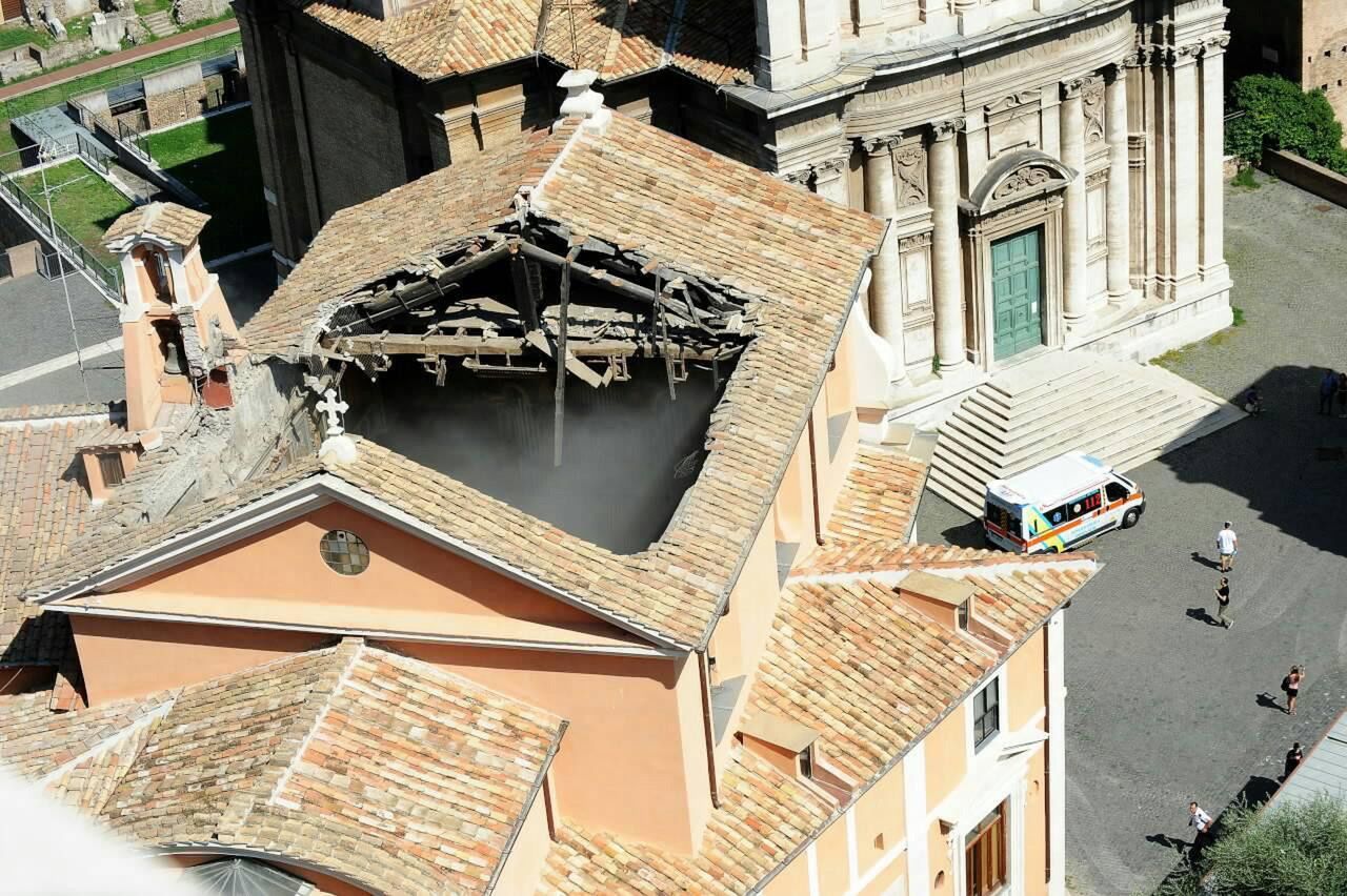 Rzym: runął dach obleganego przez turystów kościoła