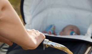 Heroiczny czyn matki. Wyrzuciła wózek z dzieckiem, aby je uratować