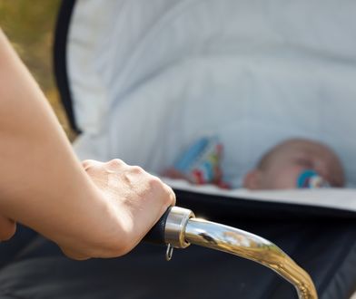 Heroiczny czyn matki. Wyrzuciła wózek z dzieckiem, aby je uratować