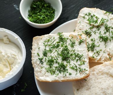Kremowy i delikatny. Domowy twarożek, który robi się sam