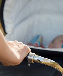 Heroiczny czyn matki. Wyrzuciła wózek z dzieckiem, aby je uratować