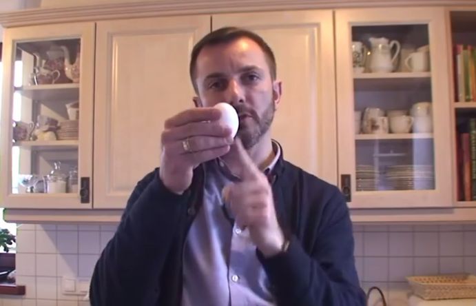 Tomasz Rożek z "Sondy 2" pokazał w prostym eksperymencie, jak sprawdzić wiek jajka