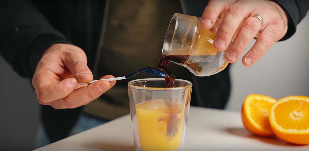 Espresso orange juice - Pyszności; Foto kadr z materiału na kanale YouTube Kyle Rowsell