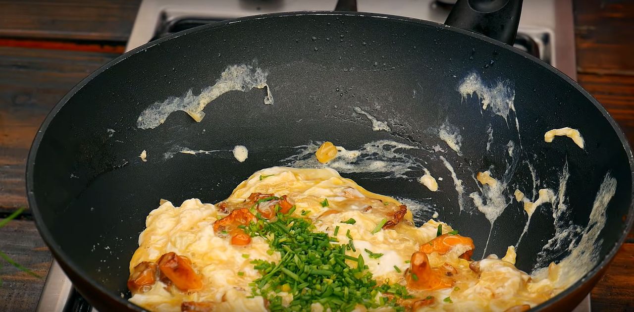 Smażenie jajecznicy z kurkami - Pyszności; Foto kadr z materiału na kanale YouTube Tomasz Strzelczyk ODDASZFARTUCHA