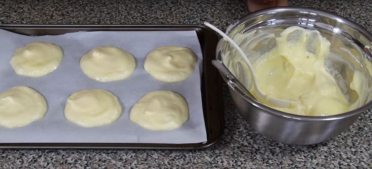 Przygotowanie chlebków - Pyszności; Foto: kadr z materiału na kanale YouTube Eva Chung