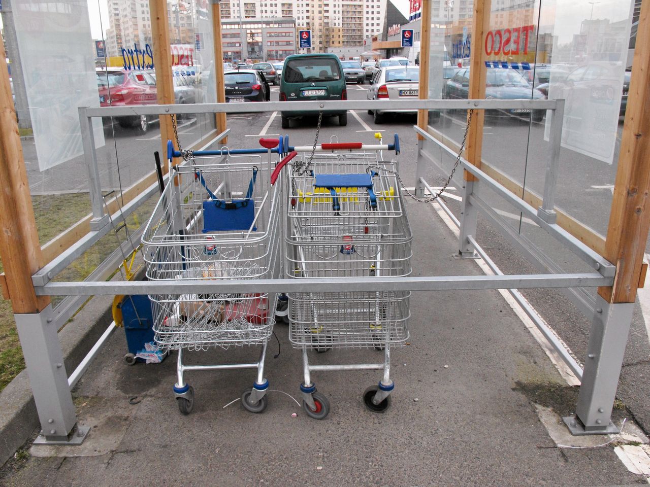 Tesco ma już dość znikających wózków. Straszy klientów więzieniem