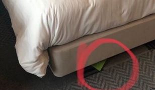 Wyciągnął "śmieć" spod hotelowego łóżka. A tam zaskoczenie