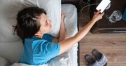 Ładujesz telefon na łóżku, gdy śpisz? To ogromny błąd, który może Cię drogo kosztować