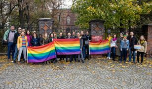 Tęczowa niedziela pod poznańskim liceum. Absolwenci wsparli uczniów