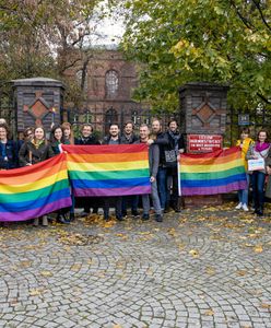 Tęczowa niedziela pod poznańskim liceum. Absolwenci wsparli uczniów