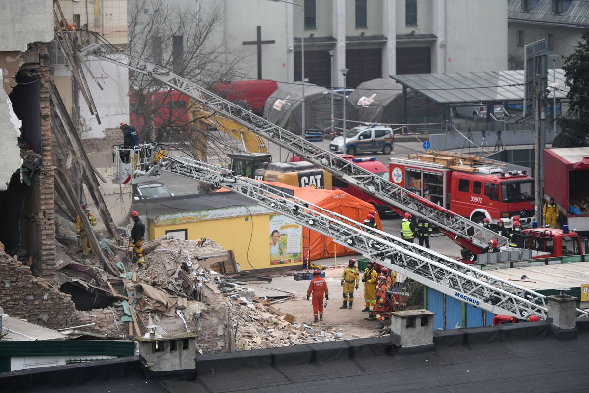 Koniec akcji ratunkowej na gruzach kamienicy w Poznaniu. Wybuch miał ukryć podwójne zabójstwo?