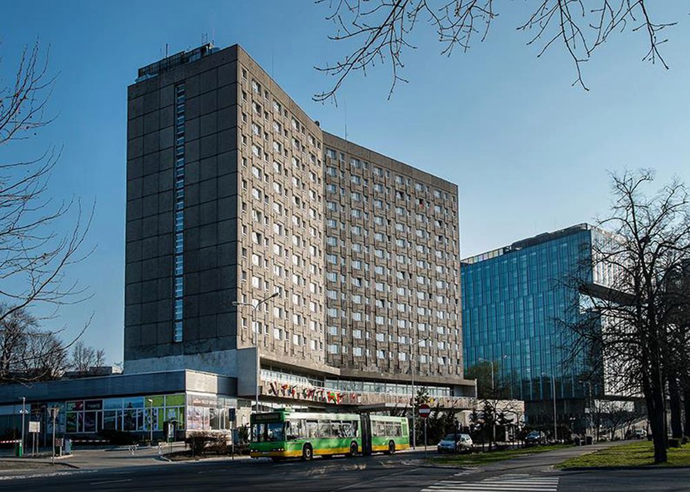 Zwłoki 17-latka nad wejściem do akademika. Wyskoczył?