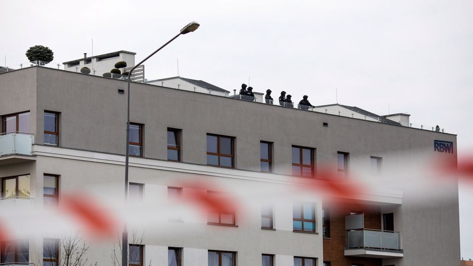 Antyterroryści na dachu budynku w Poznaniu