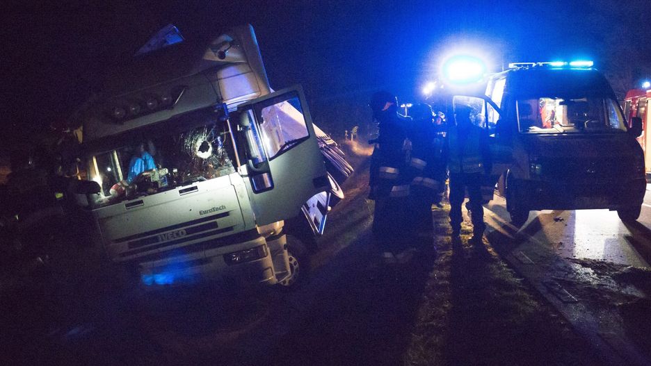 Poznań. Wypadek na S11. Ciężarówka wpadła do rowu (zdjęcie ilustracyjne).