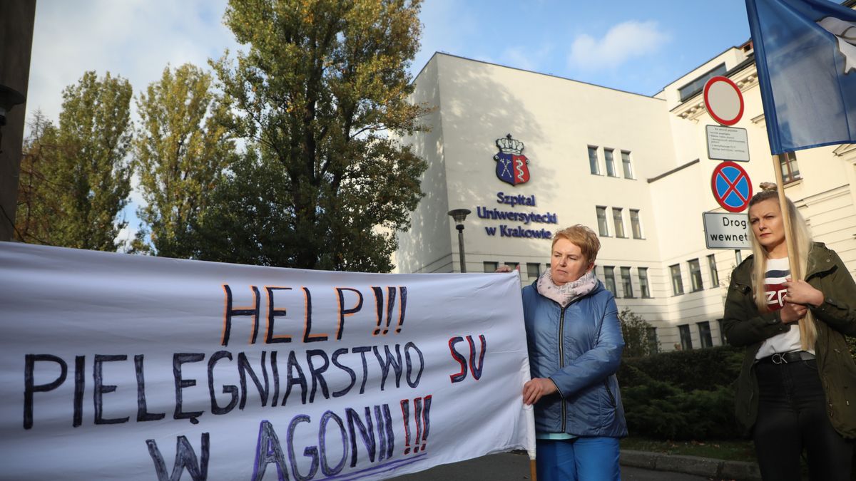 Pikieta przed SU w Krakowie. Pielęgniarki i położne domagają się podwyżek wynagrodzeń
