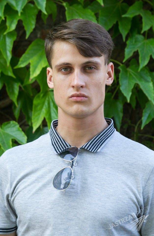<h1>Samuel Kowalski z Top Model 5</h1>
<ul>
	<li><strong>Wiek:</strong> 22 lata</li>
	<li><strong>Miasto:</strong> Starachowice</li>
</ul>
<a href="https://jastrzabpost.pl/tag/samuel-kowalski" target="_blank"><strong>Samuel Kowalski</strong></a> ma 22 lata, pochodzi ze Starachowic.<strong> Jak cała jego rodzina należy do Kościoła Chrześcijan Wiary Ewangelicznej i żyje w zgodzie z biblijnymi naukami.</strong>

Ma bardzo dobry kontakt z rodzicami i rodzeństwem, szczególnie z siostrą Esterą, która towarzyszyła mu na castingach.

Bardzo dba o schludny wygląd i ład wokół siebie.

<strong>Zobacz: <a title="Permalink to Oto finałowa 14-stka Top Model 5! To wśród nich jest zwycięzca" href="https://jastrzabpost.pl/newsy/finalowa-14-stka-top-model-5-uczestnicy-5-edycji-top-model_174285.html" rel="bookmark">Finaliści Top Model 5! Poznaj całą 14-stkę</a></strong>