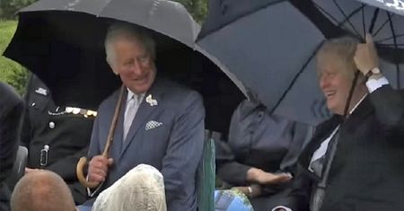 Boris Johnson walczył z parasolem jak z największym żywiołem. Książę Karol nie powstrzymał śmiechu. Co tam się działo!