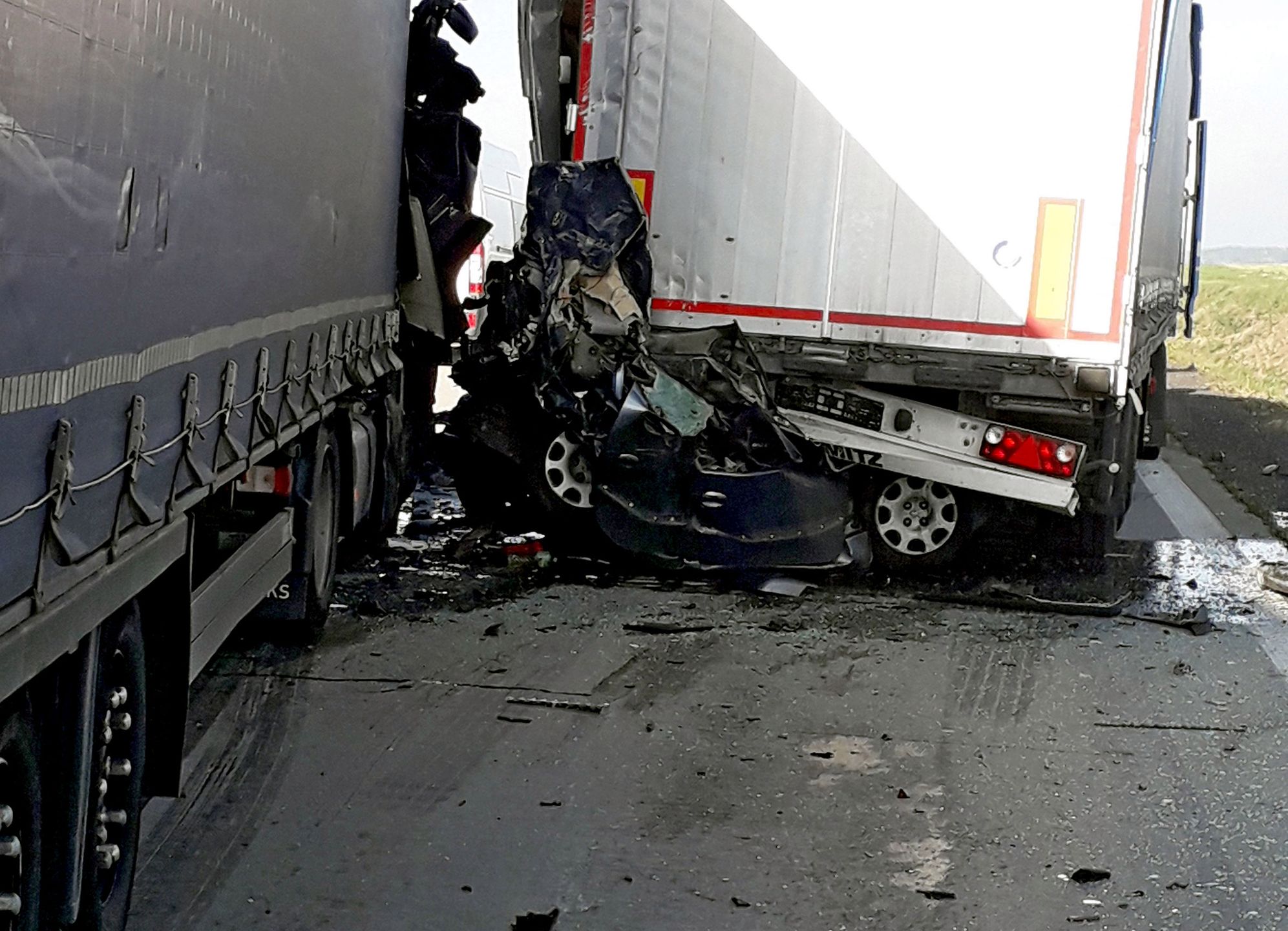 Auto osobowe zostało dosłownie zmiażdżone przez ciężarówki