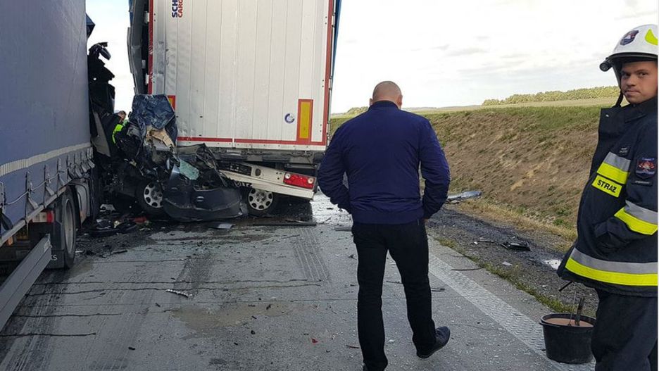 Brak pasa awaryjnego na A4, w efekcie TIR-y zmiażdżyły osobowe auto.