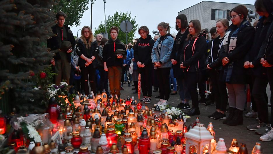 Uczniowie palą znicze po śmierci Kuby