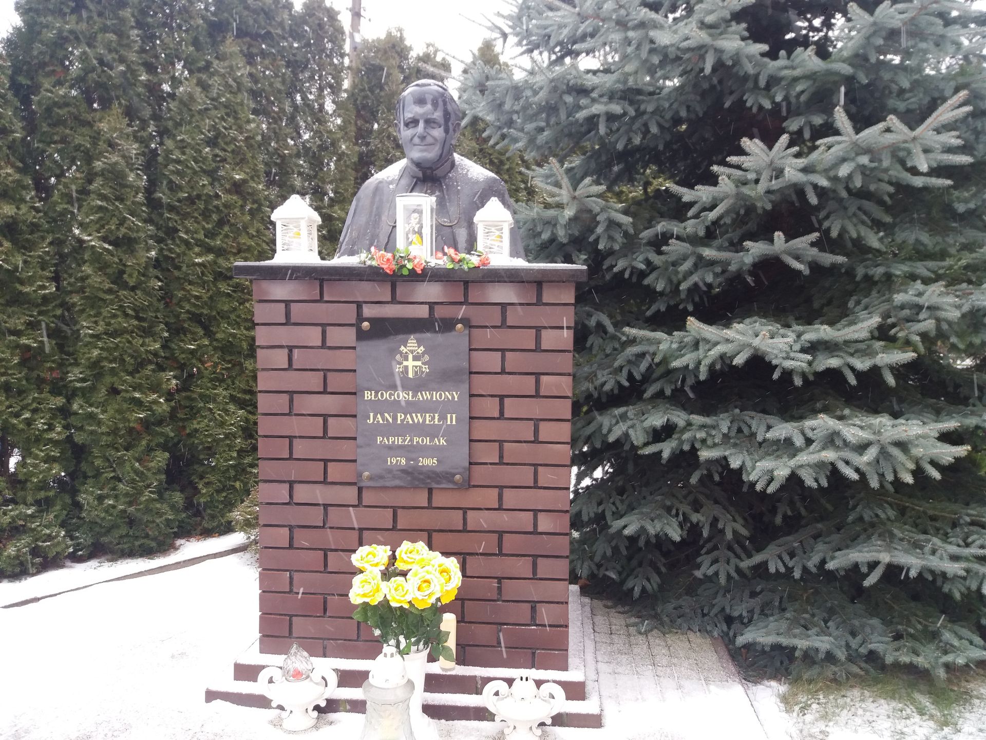 Popiersie Jana Pawła II przed kościołem w Kobyłce 