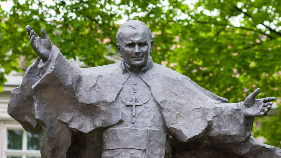 Pomnik Papieża Jana Pawła II na poznańskim Ostrowie Tumskim, w pobliżu siedziby archidiecezji