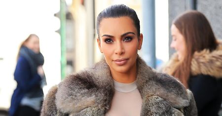 Kim Kardashian w bardzo obcisłym kombinezonie. Trudno uwierzyć, że się w to zmieściła