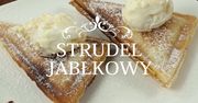 Pyszny strudel jabłkowy z cukrem pudrem i lodami