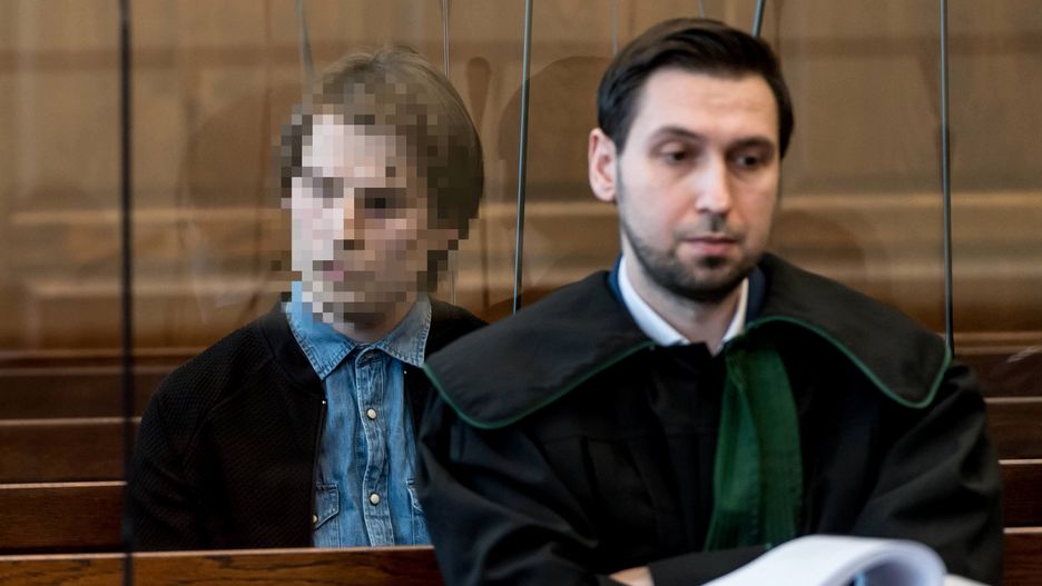 Organizator zbiórki Michał S. na sali sądowej. 