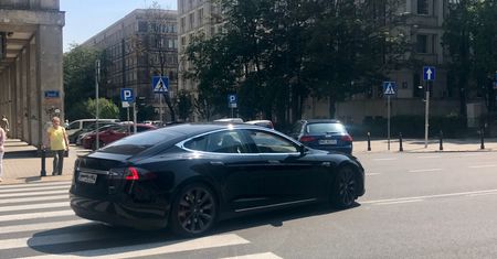 Tesla pomaga uciec przed huraganem. Zdalnie wydłużyła zasięg samochodów