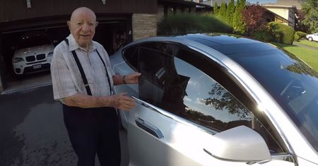Rewolucyjna tesla i 97-latek. Jego reakcja napawa optymizmem