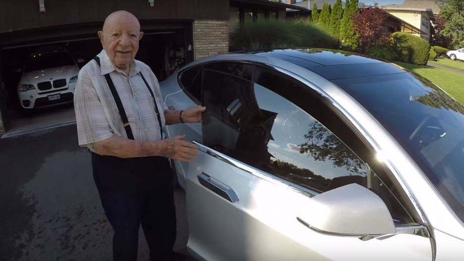 97-latek w Tesli Model S (fot. YouTube)