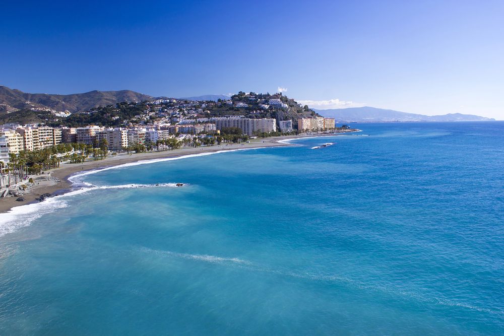 Hiszpańskie wybrzeże Costa del Sol kusi długimi plażami