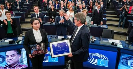 Córka laureata Nagrody im. Sacharowa 2019 Ilhama Tohtiego odebrała nagrodę w jego imieniu