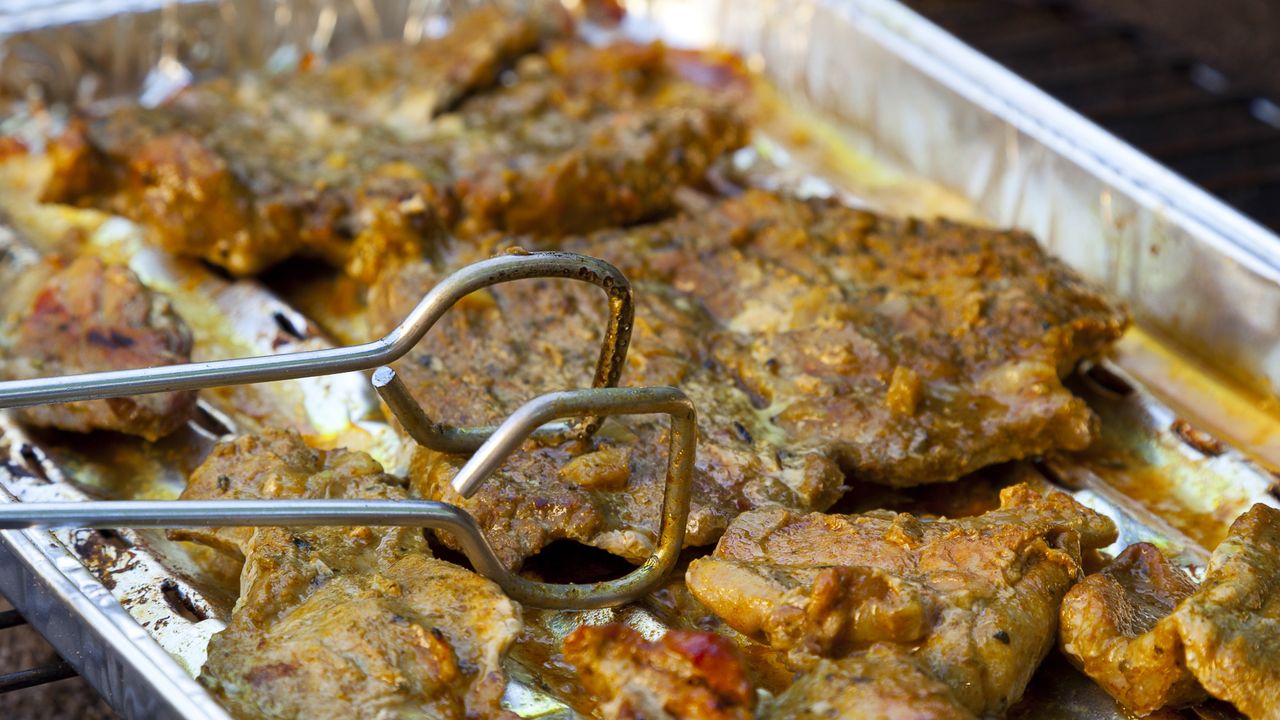 Grillowanego mięsa nie popijaj alkoholem. Problemy z żołądkiem gwarantowane