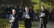 Przed Ścianą Śmierci w Forcie VII w Poznaniu w niedzielę zapłonęły znicze pamięci