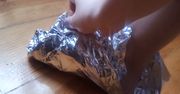 Owijanie folią aluminiową. Na co pomaga?