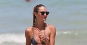 Candice Swanepoel relaksuje się na plaży w Miami