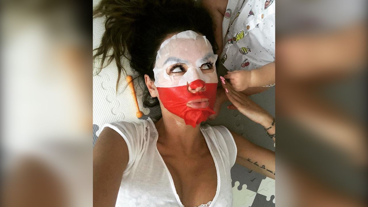 Gwiazdy w maskach-płachtach. Pokazują zdjęcia
