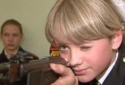 Obowiązkowe lekcje strzelania dla 12-latek - zobacz film