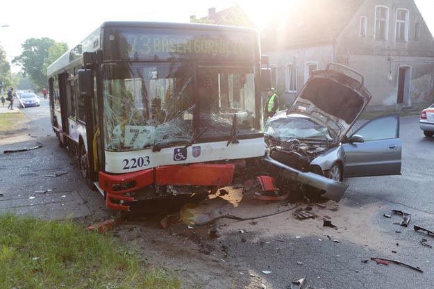 Zderzeniu dwóch samochodów z autobusem MZK w Szczecinie. Są ranni