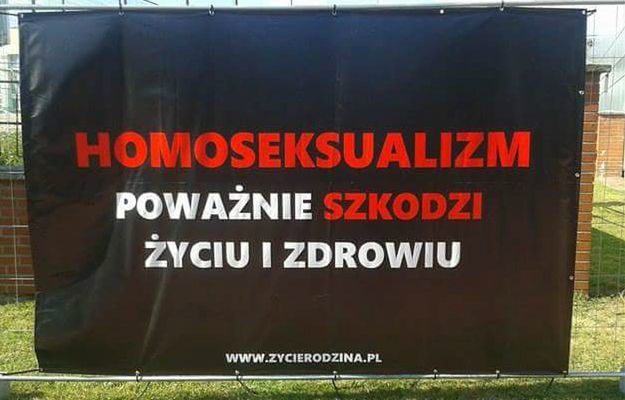 "Homoseksualizm zagraża zdrowiu". Kontrowersyjna wystawa w Opocznie.