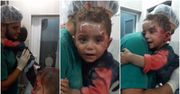 Wstrząsające nagranie syryjskiego chłopca, który w szoku po bombardowaniu wtula się w pielęgniarza