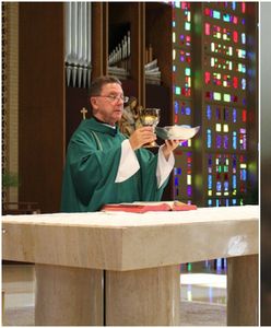 Ksiądz poświęcił komórki. To jeden z elementów jego wielkiego planu