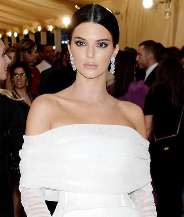 Kendall Jenner, kreacja: Virgil Abloh – MET Gala 2018