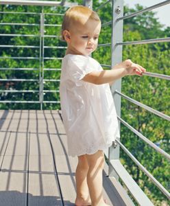 Rodzice zostawili roczne dziecko na balkonie i urządzili sobie imprezę