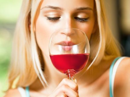 Regularne picie alkoholu zwiększa ryzyko zachorowania na raka piersi