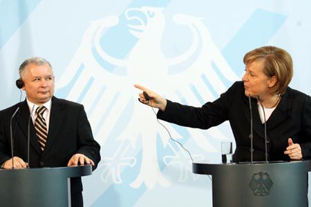 Premier w Berlinie: koalicja - "lepsze zrozumienie", opozycja - "ogólnikowe deklaracje"